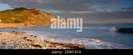 Charmouth, Großbritannien - 15. Oktober 2020: Herbstuntergang über den Klippen Richtung West Bay von Charmouth, Dorset, Großbritannien Stockfoto