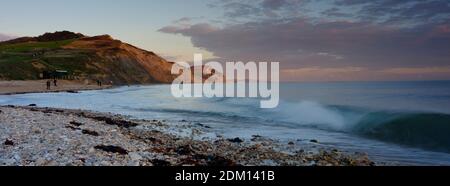 Charmouth, Großbritannien - 15. Oktober 2020: Herbstuntergang über den Klippen Richtung West Bay von Charmouth, Dorset, Großbritannien Stockfoto