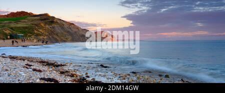 Charmouth, Großbritannien - 15. Oktober 2020: Herbstuntergang über den Klippen Richtung West Bay von Charmouth, Dorset, Großbritannien Stockfoto