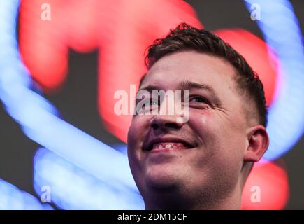 Chris Dobey lächelt, nachdem er sein Spiel am zweiten Tag der William Hill World Darts Championship im Alexandra Palace, London, gewonnen hat. Stockfoto