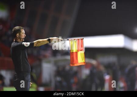 Schiedsrichter-Assistent Dean Treleaven während der Sky Bet EFL League zwei Spiel zwischen Crawley Town und Bradford City im People's Pension Stadium , Crawley , UK - 15. Dezember 2020 - nur für redaktionelle Verwendung. Keine Verkaufsförderung. Für Football-Bilder gelten Einschränkungen für FA und Premier League. Keine Nutzung des Internets/Handys ohne FAPL-Lizenz - für Details wenden Sie sich an Football Dataco Stockfoto