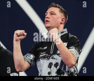 Chris Dobey feiert, nachdem er sein Spiel am zweiten Tag der William Hill World Darts Championship im Alexandra Palace, London, gewonnen hat. Stockfoto