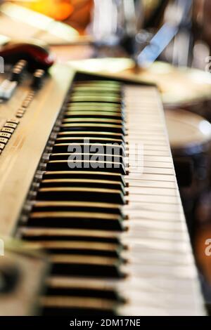 Keyboard von Musik elektronischen Synthesizer, Klavier auf unscharfem Hintergrund. Geringer Fokus. Stockfoto