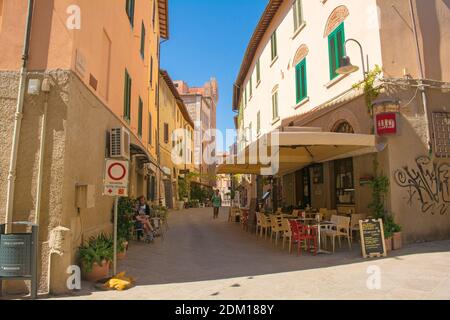 Grosseto, Italien - 4. September 2020. Eine Bar in einer ruhigen hauptsächlich Wohnsiedlung in der Stadt Grosseto in der Toskana, Italien Stockfoto