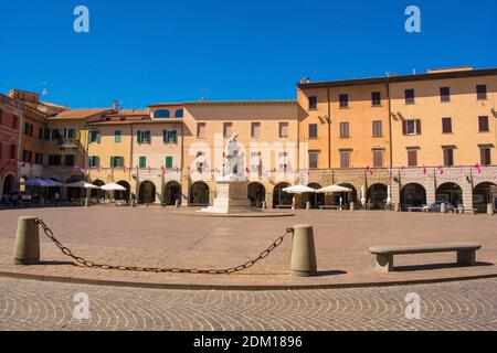 Grosseto, Italien - 4. September 2020. Die historische Piazza Dante im Zentrum von Grosseto in der Toskana. In der Mitte befindet sich das Canapone Monument Stockfoto