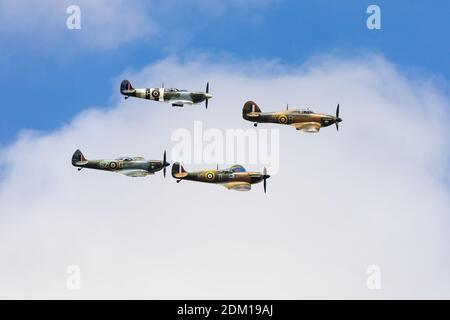 3 Spitfires und ein Hurrikan-Kämpfer der Royal Air Force Battle of Britain Gedenkflug in Formation zum 75. Jahrestag der Schlacht. Stockfoto