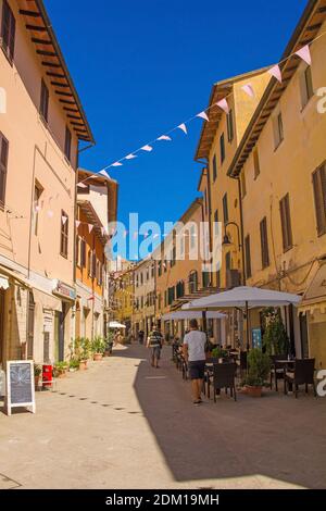 Grosseto, Italien - 4. September 2020. Eine Fußgängerzone im Zentrum von Grosseto, Toskana mit Bars und Restaurants Stockfoto