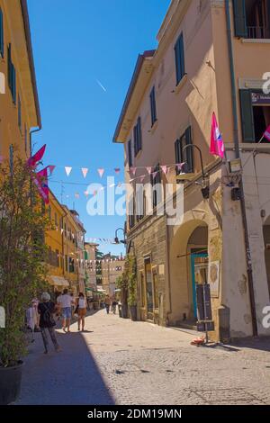 Grosseto, Italien - 4. September 2020. Eine Fußgängerzone im Zentrum von Grosseto, Toskana mit Bars und Restaurants Stockfoto