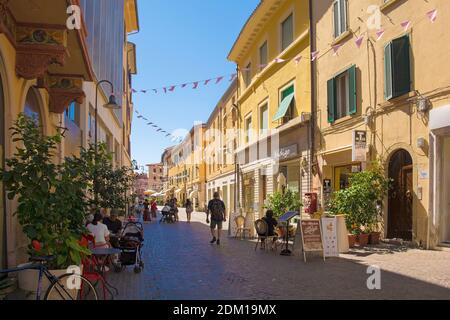 Grosseto, Italien - 4. September 2020. Eine Fußgängerzone im Zentrum von Grosseto, Toskana mit Bars und Restaurants Stockfoto