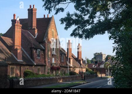 BERKSHIRE, Großbritannien - 30. JUNI 2008: Almshäuser des Jesus Hospital in der High Street des Dorfes Bray Stockfoto