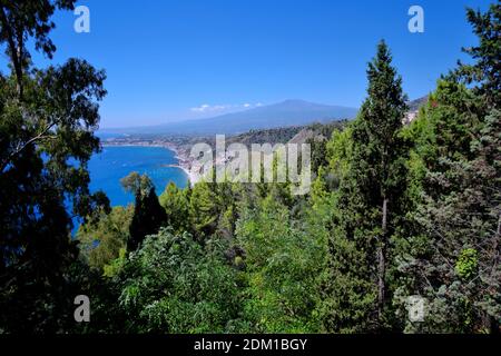 Blick auf den Ätna und die Ostküste Siziliens Taormina Wahrzeichen des sizilianischen Tourismus Stockfoto