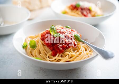Spaghetti mit Tomatensauce und Basilikum auf einem Teller Stockfoto