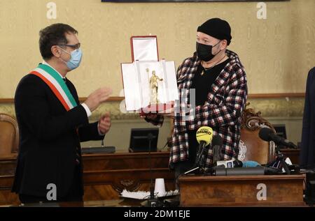 Bologna, Italien. Dezember 2020. Consegna onorificenza del comune di Bologna â&#x80;&#x9c;Nettuno dâ&#x80;&#x99;Oroâ&#x80;&#x9d; A Vasco Rossi con sindaco Virginio Merola e assessorore cultura Matteo Lepore - foto Michele Nucci /LM Credit: Independent Photo Agency/Alamy Live News Stockfoto