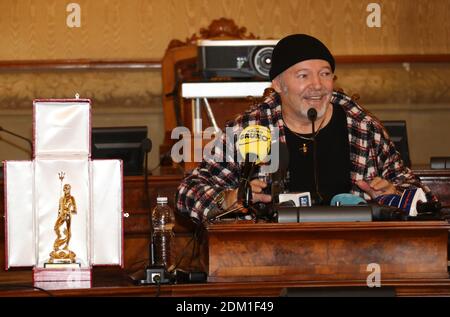 Bologna, Italien. Dezember 2020. Consegna onorificenza del comune di Bologna â&#x80;&#x9c;Nettuno dâ&#x80;&#x99;Oroâ&#x80;&#x9d; A Vasco Rossi con sindaco Virginio Merola e assessorore cultura Matteo Lepore - foto Michele Nucci /LM Credit: Independent Photo Agency/Alamy Live News Stockfoto