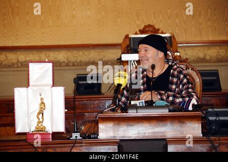 Bologna, Italien. Dezember 2020. Consegna onorificenza del comune di Bologna â&#x80;&#x9a;Ã&#x84;ÃºNettuno dâ&#x80;&#x9a;Ã&#x84;Ã´Oroâ&#x80;&#x9a;Ã&#x84;Ã¹ a Vasco Rossi con sindaco Virginio Merola e assessorore cultura Matteo Lepore - foto-Live-Agentur Michele Nucci Quelle: Alamy Stockfoto