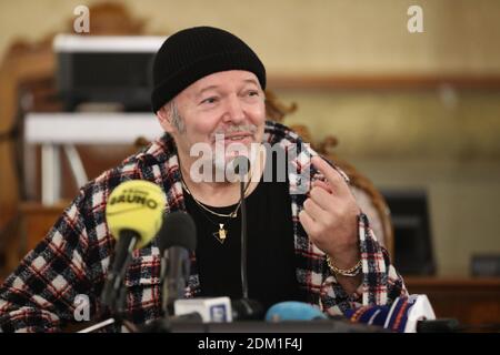 Bologna, Italien. Dezember 2020. Consegna onorificenza del comune di Bologna â&#x80;&#x9c;Nettuno dâ&#x80;&#x99;Oroâ&#x80;&#x9d; A Vasco Rossi con sindaco Virginio Merola e assessorore cultura Matteo Lepore - foto Michele Nucci /LM Credit: Independent Photo Agency/Alamy Live News Stockfoto