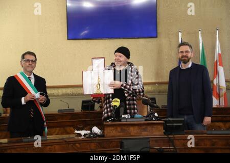 Bologna, Italien. Dezember 2020. Consegna onorificenza del comune di Bologna â&#x80;&#x9c;Nettuno dâ&#x80;&#x99;Oroâ&#x80;&#x9d; A Vasco Rossi con sindaco Virginio Merola e assessorore cultura Matteo Lepore - foto Michele Nucci /LM Credit: Independent Photo Agency/Alamy Live News Stockfoto