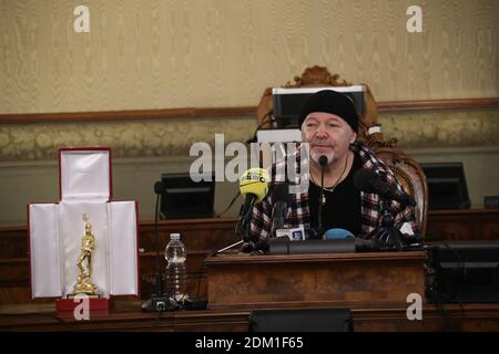 Bologna, Italien. Dezember 2020. Consegna onorificenza del comune di Bologna â&#x80;&#x9c;Nettuno dâ&#x80;&#x99;Oroâ&#x80;&#x9d; A Vasco Rossi con sindaco Virginio Merola e assessorore cultura Matteo Lepore - foto Michele Nucci /LM Credit: Independent Photo Agency/Alamy Live News Stockfoto