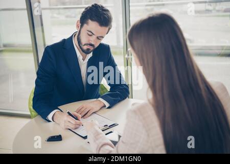 Portrait seiner er sie sie zwei schöne stilvolle fokussiert Menschen guy Agent Broker Unterzeichnung Vertrag Beratung Service Kauf Luxus Transport von Kraftfahrzeugen Stockfoto