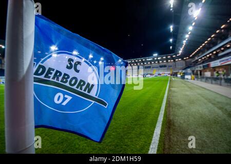 Paderborn, Deutschland. Dezember 2020. Fußball: 2. Bundesliga, SC Paderborn 07 - Eintracht Braunschweig, Matchday 12, in der Benteler Arena. Blick auf den leeren Rasen mit Flutlicht. Kredit: David Inderlied/dpa - WICHTIGER HINWEIS: Gemäß den Bestimmungen der DFL Deutsche Fußball Liga und/oder des DFB Deutscher Fußball-Bund ist es untersagt, im Stadion und/oder des Spiels aufgenommene Fotos in Form von Sequenzbildern und/oder videoähnlichen Fotoserien zu verwenden oder zu verwenden./dpa/Alamy Live News Stockfoto