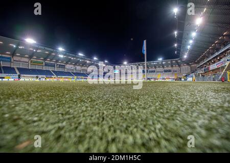 Paderborn, Deutschland. Dezember 2020. Fußball: 2. Bundesliga, SC Paderborn 07 - Eintracht Braunschweig, Matchday 12, in der Benteler Arena. Blick auf den leeren Rasen mit Flutlicht. Kredit: David Inderlied/dpa - WICHTIGER HINWEIS: Gemäß den Bestimmungen der DFL Deutsche Fußball Liga und/oder des DFB Deutscher Fußball-Bund ist es untersagt, im Stadion und/oder des Spiels aufgenommene Fotos in Form von Sequenzbildern und/oder videoähnlichen Fotoserien zu verwenden oder zu verwenden./dpa/Alamy Live News Stockfoto