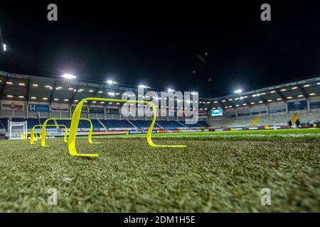 Paderborn, Deutschland. Dezember 2020. Fußball: 2. Bundesliga, SC Paderborn 07 - Eintracht Braunschweig, Matchday 12, in der Benteler Arena. Blick auf den leeren Rasen mit Flutlicht. Kredit: David Inderlied/dpa - WICHTIGER HINWEIS: Gemäß den Bestimmungen der DFL Deutsche Fußball Liga und/oder des DFB Deutscher Fußball-Bund ist es untersagt, im Stadion und/oder des Spiels aufgenommene Fotos in Form von Sequenzbildern und/oder videoähnlichen Fotoserien zu verwenden oder zu verwenden./dpa/Alamy Live News Stockfoto