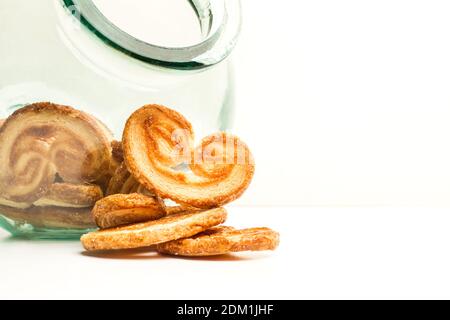 Palmiers in einem Kristallglas und auf weißem Hintergrund Mit Kopierbereich Stockfoto