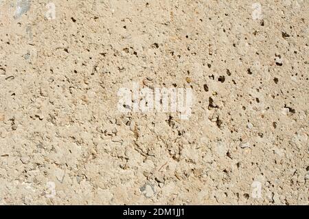 Strukturierter Stein, Sandstein, Kalksteinoberfläche. Bild schließen. Stein, natürliche abstrakte Textur für Hintergründe. Nahaufnahme. Architektur. Stockfoto