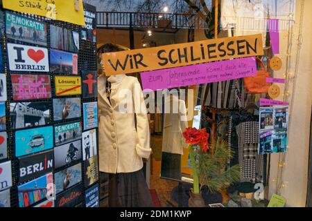 Fezzl Second Hand Laden am Schlesischen Tor in Kreuzberg. Chefaufgabenaufgabe wegen Convid-19, Berlin Stockfoto