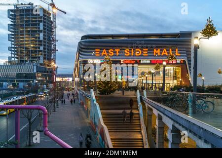 East Side Mall, Weihnachtsbaum, Einkaufszentrum, Friedrichshain, Berlin Stockfoto