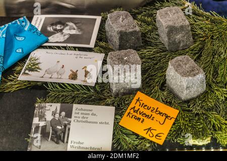 Fezzl Second Hand Laden am Schlesischen Tor in Kreuzberg. Chefschaeftsaufgabe wegen Convid-19, Kreuzberger Adventskranz mit Pflastersteinen, Berlin Stockfoto