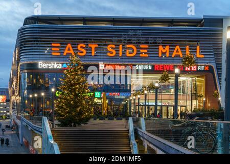 East Side Mall, Weihnachtsbaum, Einkaufszentrum, Friedrichshain, Berlin Stockfoto