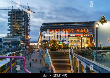 East Side Mall, Weihnachtsbaum, Einkaufszentrum, Friedrichshain, Berlin Stockfoto