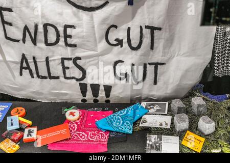 Fezzl Second Hand Laden am Schlesischen Tor in Kreuzberg. Chefschaeftsaufgabe wegen Convid-19, Kreuzberger Adventskranz mit Pflastersteinen, Berlin Stockfoto