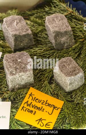 Fezzl Second Hand Laden am Schlesischen Tor in Kreuzberg. Chefschaeftsaufgabe wegen Convid-19, Kreuzberger, Advendskranz mit Pflastersteinen, Berlin Stockfoto