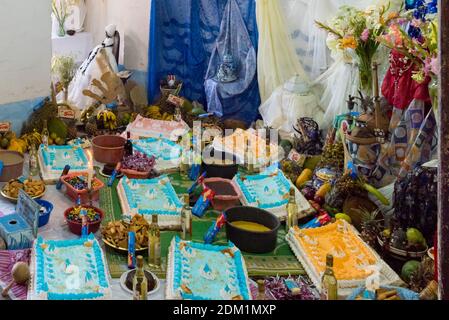 Speisopfer im Altar der Casa Templo de Santeria Yemala, ein Santeria-Tempel ist Trinidad Kuba Stockfoto