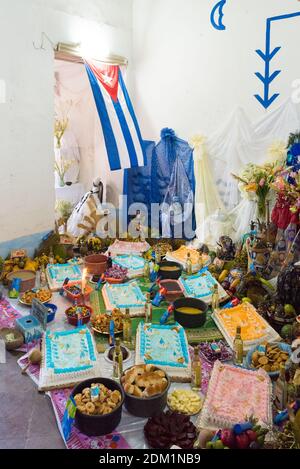 Speisopfer im Altar der Casa Templo de Santeria Yemala, ein Santeria-Tempel ist Trinidad Kuba Stockfoto