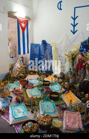 Speisopfer im Altar der Casa Templo de Santeria Yemala, ein Santeria-Tempel ist Trinidad Kuba Stockfoto