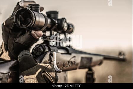 Shooter Sichtung in das Ziel. Jagdgewehr jagen. Jäger. Jagdzeit. Männlich mit einer Waffe. Nahaufnahme. Hunter zielt Stockfoto