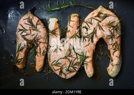 Im Ofen gebacken Lachs mit Rosmarin Stockfoto