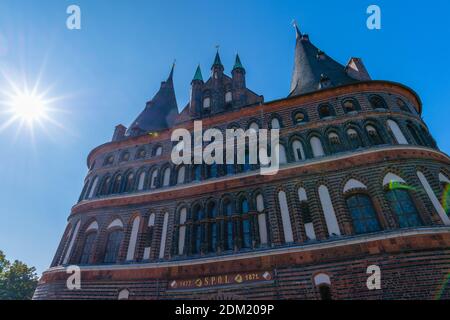 Lübecks beeindruckendes Stadttor von 1478 Holstentor oder Holstentor, mittelalterliche und Hansestadt Lübeck, Schleswig-Holstein, Norddeutschland, Europa.´s Stockfoto