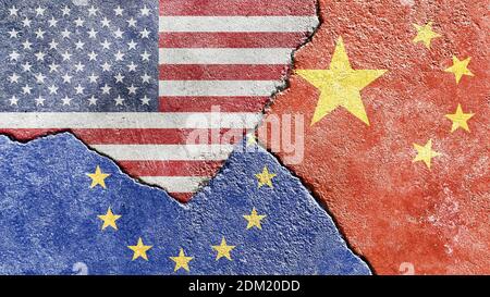 Eine EU-, amerikanische und chinesische Flagge auf einem zerrissenen Wandpolitikkonzept, Krieg, Konflikt Stockfoto