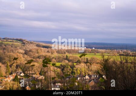 Blick auf RAF Oakhanger vom Zig-Zag-Pfad von Gilbert White, Selborne Common, South Downs National Park, Hampshire, Großbritannien, Dezember 2020 Stockfoto