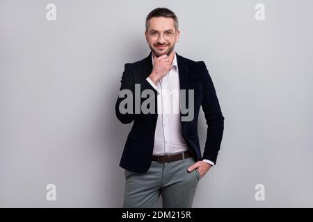 Porträt seiner er schön attraktiv fröhlich fröhlich erfolgreiche reifen Mann trägt eleganten Look berühren Kinn posiert isoliert über Licht Graues Pastell Stockfoto