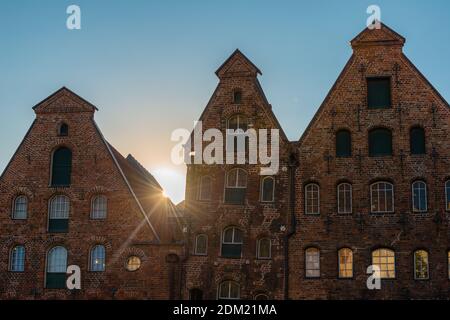 Lübecks beeindruckendes Stadttor von 1478 Holstentor oder Holstentor, mittelalterliche und Hansestadt Lübeck, Schleswig-Holstein, Norddeutschland, Europa.´s Stockfoto