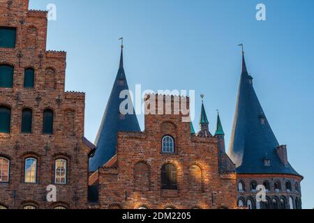 Lübecks beeindruckendes Stadttor von 1478 Holstentor oder Holstentor, mittelalterliche und Hansestadt Lübeck, Schleswig-Holstein, Norddeutschland, Europa.´s Stockfoto