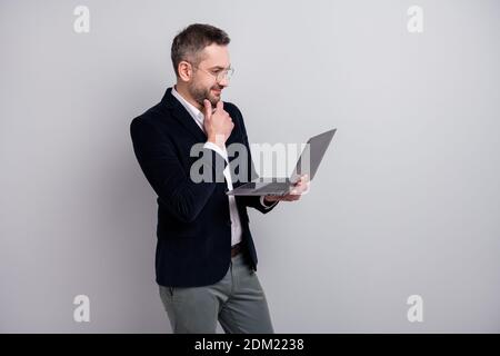 Porträt seiner er schön attraktiv fröhlich erfolgreichen reifen Mann In der Hand Laptop Überprüfung Analyse Finanzdaten Bericht Wachstum Einkommen planen Stockfoto