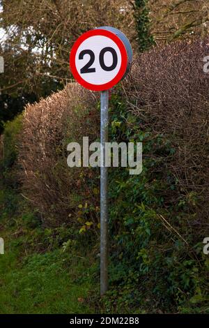 32 Meilen pro Stunde 20 km/h Straßenschild auf Landstraße, Selborne, Hampshire, Großbritannien, Herbst, Dezember 2020 Stockfoto