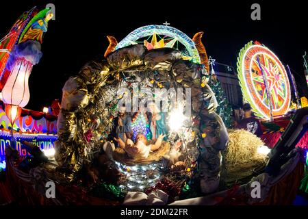 Statue von Jesus Christus bei der Feier Weihnachten mit der schillernden Sterne Parade auf mehr als 200 Autos zusammen in Parade Weihnachtssterne Festival. Stockfoto