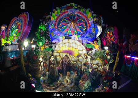 Statue von Jesus Christus bei der Feier Weihnachten mit der schillernden Sterne Parade auf mehr als 200 Autos zusammen in Parade Weihnachtssterne Festival. Stockfoto